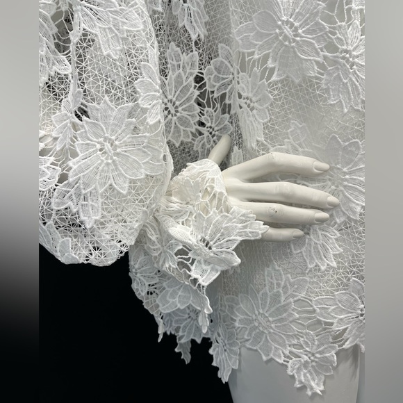 White lace top. - Picture 3 of 4